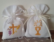Sacchetti  sacchettini confetti comunione ricamo punto croce tela aida bianca 