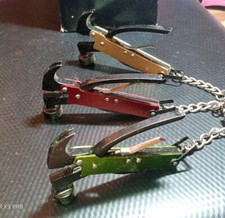 MINI PINZA E MARTELLO CON PORTACHIAVI IN METALLO. IN TRE COLORI DIFFERENTI. IDEA