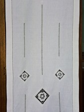 Tenda a vetro in lino ricamata
