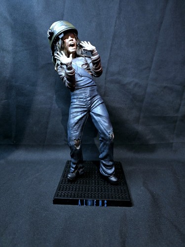 Aliens newt statue - newt,