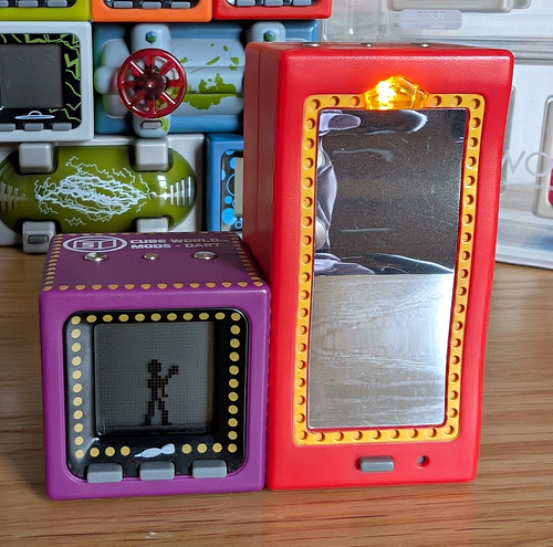 Radica cube world - cube, dart