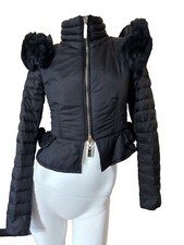 Giubbino Mangano con riporti in pelliccia ecologica, volant sul punto vita