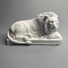 Statua di leone bianco in