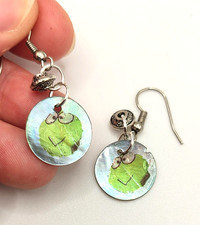 ORECCHINI RANA su dischetto madreperla azzurra Kero Keroppi decoupage boho chic.