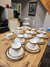 Wedgwood CORNUCOPIA set da tè per otto con supporto per torta a tre livelli
