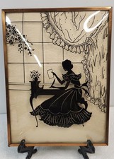 Bellissima sagoma di signora che scrive una lettera alla sua scrivania, dipinta al rovescio