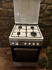 cucina a gas bianca  con suo