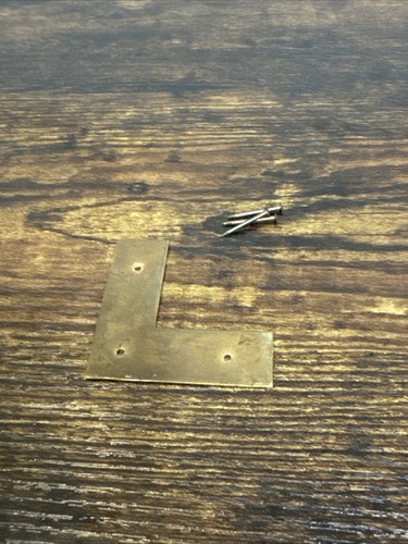 Corsia angolo ottone per comò