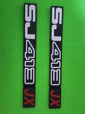2 TARGHETTE LATERALI SJ413JX SUZUKI SAMURAI SANTANA SJ 413 STEMMA FREGIO SCRITTA