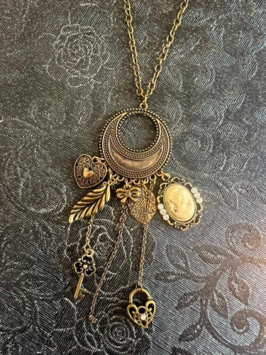Collana con ciondolo cammeo