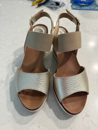 Sandali con zeppa oro