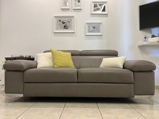 Divano in vera pelle ,tortora ,con poggiatesta reclinabili a cricchetto