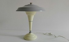 Vecchia lampada da tavolo come