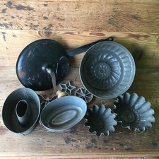 Antica tostatrice e stampi per dolci