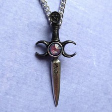 Collana con ciondolo pugnale