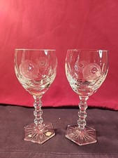 Bicchieri da vino in cristallo di piombo boemo tagliati a mano con rosa smerigliata su ciotola, base esagonale