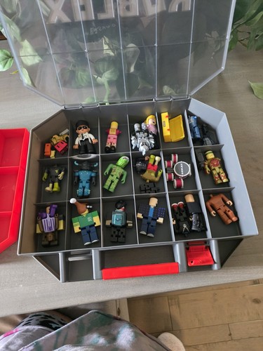 Roblox action figures - figures, case