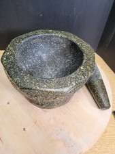 Antico mortaio e pestello in