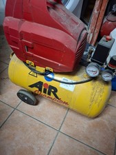 Vendesi compressore aria ,litri24,portatile su ruote