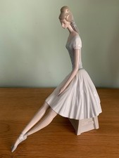 Grande statuina in porcellana