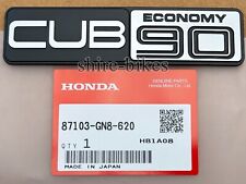 Distintivo coperchio lato sinistro nuovo originale Honda per Cub C90 12V (87103-GN8-620)