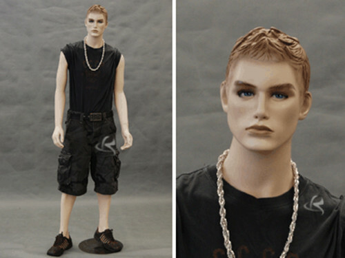 Manichino uomo realistico con