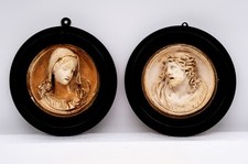 Coppia di sculture in stucco entro cornici rotonde, Francia, epoca fine '800.