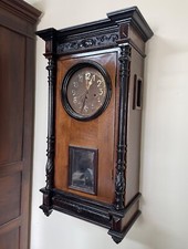 Antico grande orologio pendolo