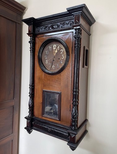 Antico grande orologio pendolo