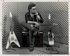 Foto stampa musicista Neal "Dogman" Walden posa con chitarre e fumi sigaretta