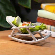 Statua rana con sedia a