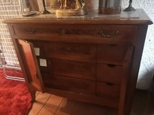 Cassettiera in legno antico e marmo, con 4 cassetti e 2 ante