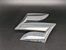 SUZUKI SWIFT S 77811-63J0 LOGO SIGLA EMBLEMA FREGIO STEMMA SCRITTA BADGE TARGA