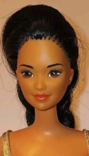 Splendida bambola Barbie etnica vintage nera capelli lunghi occhi marroni vestito verde scarpa oro