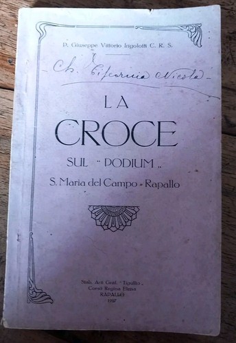 Libro croce sul podium - libro.,
