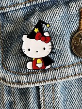 Hello Kitty - Spilla smaltata carina Halloween gattino vestito da strega