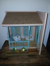 Portici vintage in tutta l'America - Room Box con mobili in metallo bianco.