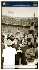 Cartolina calcio calciatore Sandro Mazzola dell'Inter tra i tifosi 1962