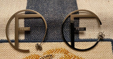 Orecchini a cerchio con logo