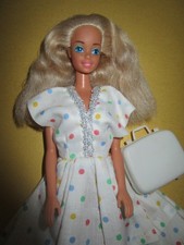 B-77) ABITO BIONDO VINTAGE BARBIE MATTEL A POIS VINTAGE + VECCHIE SCARPE + VALIGETTA