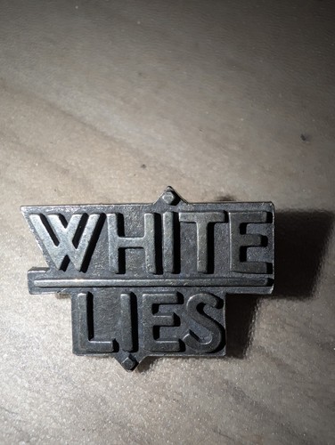 White lies metal pin anstecker - white,