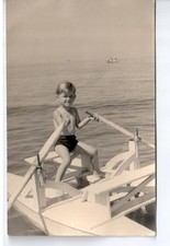 Foto Ritratto di bimbo al mare sul moscone1953 old photo CB588 ^