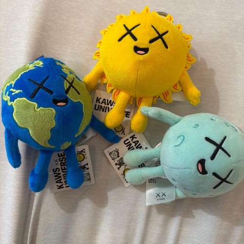Uniqlo kaws universe charm - x,