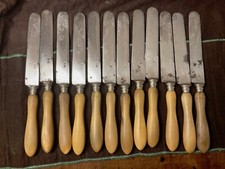 Coltelli antichi con manico in corno. Sono 12. Sheffield. Da riargentare