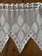 ein Häkelvorhang weiß