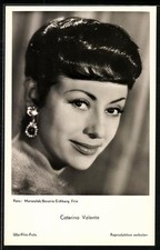 Musicista Caterina Valente guardando seriamente, cartolina 