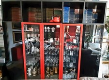 mobile libreria laccato lucido nero con bordi rossi, 5 ante, mensole incluse.