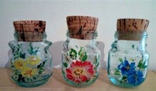 Tre vasi in vetro con tappo in