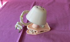 VECCHIA PICCOLA LAMPADA ROSA CON PINZA DA MENSOLA (TA11)