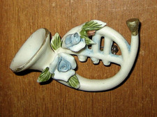 CORNO Spilla in ceramica con rose Strumento musicale da collezione - vintage